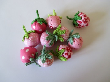10 Erdbeeren aus Stoff in rosa