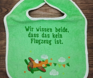 XL-Babylätzchen mit lustigem Spruch und Druckknopf grün