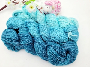 Handgefärbte Wolle Set 300g/1650m Merino/Baumwolle Lace mit Maulbeerseide  Türkies - Handarbeit kaufen