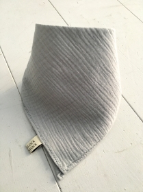 Diese tollen Halstücher/ Dreieckstücher aus pflegeleichtem BW- Musselin werden am Hals einfach per Druckknopf geschlossen. Sie sind ein echter Higucker. (Kopie id: 100189065) (Kopi