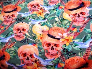 Aquarell Totenköpfe mit Schmetterlingen, Vögeln und Blättern auf grün Jersey Skull Schädel Köpfe Skull Jersey kaufen Meterware - Handarbeit kaufen