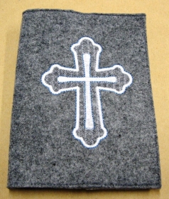 Gotteslobhülle handgefertigt grau aus 3mm Filz mit weißen Kreuz bestickt personaliesierbar mit Namen Einband kaufen - Handarbeit kaufen