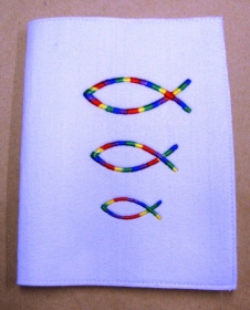 Gotteslobhülle handgefertigt Filz 3mm weiß Kreuz bunten regenbogenfarbene Fische personalisierbar Name Datum begestickt kaufen 