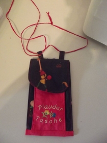 Plaudertasche, Handyumhängetasche bzw. kleine Schultertasche mit Handyfach mit niedlicher Stickerei