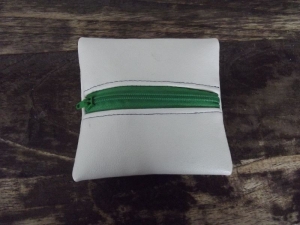 Schlüsselanhängertäschchen aus weißem Kunstleder mit Reißverschluss - Handarbeit kaufen