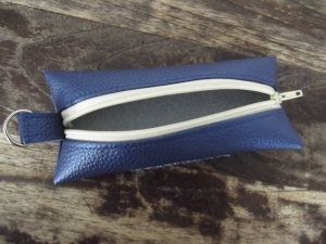 Schlüsselanhängermäppchen aus blauem Kunstleder mit Reißverschluss - Handarbeit kaufen