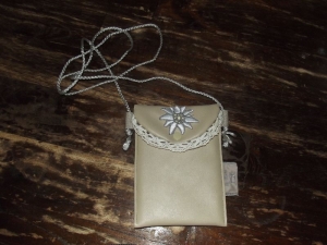 kleine Handyhandtasche passend zu Dirndl - oder Landhauskleidung mit Edelweißstickerei aus beigem Kunstleder
