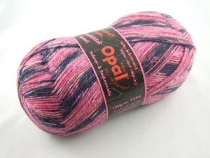 schöne 4-fach Sockenwolle von Opal Farbe bekennen in pink und dunkelblau, Farbe Nr. 4082