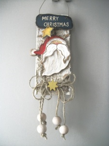 kleine weihnachtliche Wanddekoration, Türdekoration, Holz-Deko auf Rinde  