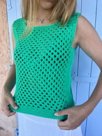 Sommerlicher Chic: Handgehäkeltes Top in leuchtendem Grün für trendbewusste Fashionistas - Handarbeit kaufen