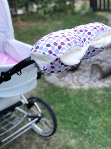 Kinderwagenmuff lila Punkte mit kuscheligem Wellness Fleece