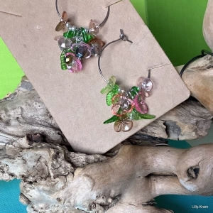 Blumenschmuck - Ohrringe, silberne Creolen mit Acrylperlen, Statement-Schmuck, Feenzauber, Glücksbringer  - Handarbeit kaufen
