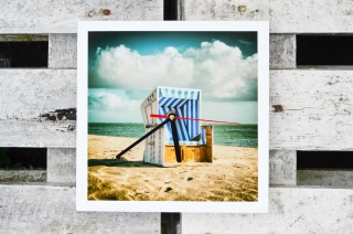 Sylt Strandkorb Insel maritim Wanduhr quadratisch Foto auf Holz