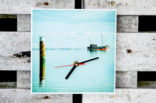 Sylt Fischkutter Boot maritim Wanduhr quadratisch Foto auf Holz