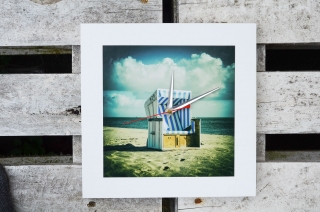 Sylt Strandkorb Insel maritim Wanduhr quadratisch Foto auf Holz