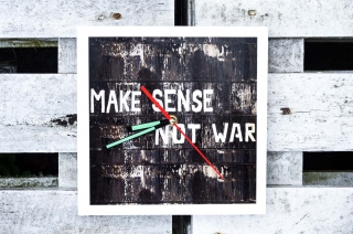 Make sense not war Wanduhr Pop Art Uhr Graffiti quadratisch Foto auf Holz