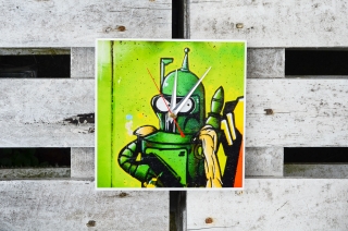 Wanduhr Roboter Uhr Pop Art Graffiti quadratisch Foto auf Holz