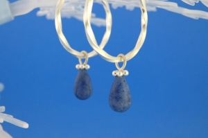 handgearbeitete Sterlingsilber-Ohrringe mit matten blaugrauen Dumortierit-Tropfen kaufen