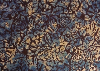 ✂ Patchworkstoff Meterware  Batik mit dunkelblauen Rosen, eine Seltenheit - Restposten - Handarbeit kaufen