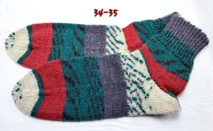 1 Paar handgestrickte Socken, Grösse 34/35,weiß-grün-rot-grau gestreift, Sockenwolle  - Handarbeit kaufen