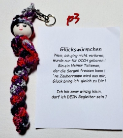 Glücks-oder Sorgenwürmchen mit Spruch und mit Haken in Geschenktüte lila-weiß-rot-schwarz  Accessoire - Handarbeit kaufen