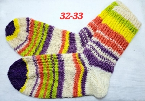  handgestrickte Socken, Grösse 32-33,   1 Paar  -grün-lila-weiss gestreift, Sockenwolle - Handarbeit kaufen