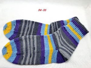 1 Paar handgestrickte Socken, Grösse 32-33, grau-lila-blau-gelb gestreift, Sockenwolle   