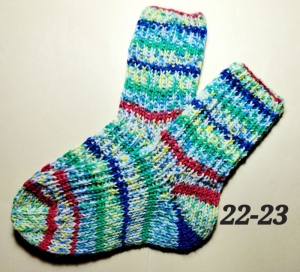  handgestrickte Socken, Grösse 22-23, 1 Paar grün-rot-blau gestreift, Sockenwolle   - Handarbeit kaufen