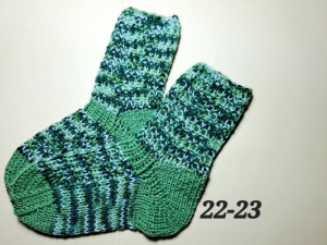  handgestrickte Socken, Größe 22-23, 1 Paar , grün-weiß meliert Sockenwolle   - Handarbeit kaufen