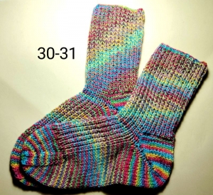  handgestrickte Socken, Größe 30/31, 1 Paar Regenbogenfarben, Sockenwolle mit Baumwollanteil  - Handarbeit kaufen