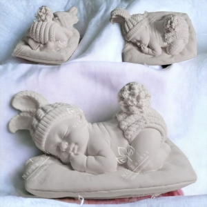 Dekofigur Baby auf Kissen - Material und Design wählbar - NicSa-Art ND002237 - Handarbeit kaufen