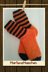 Handgestrickte Socken für jung und alt - mit Streifen 