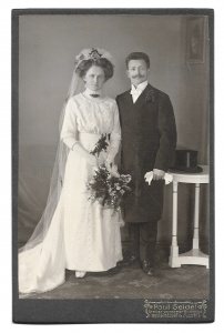 Altes Foto ★ BRAUTPAAR  ★  Braut mit Schleier und Brautstrauß, Bräutigam mit Mantel, um 1910  