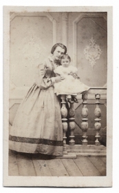 Alte CDV Fotografie  ★ MUTTER UND KIND ★ elegante Dame mit ihrer kleinen Tochter, 1864