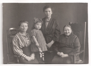 Alte Fotografie  ★ 4 GENERATIONEN FRAUEN ★ Familienporträt mit Kind, Mutter, Großmutter und Urgroßmutter