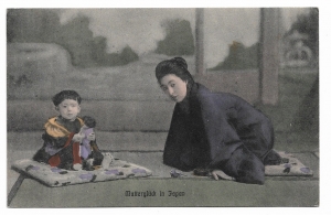 Alte kolorierte Foto Postkarte  ★ MUTTERGLÜCK IN JAPAN ★ Japanische Frau mit ihrem Sohn, um 1900 