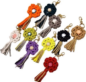 Schlüsselanhänger Makramee handgefertigt in Blumenform - Handarbeit kaufen