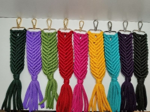 Schlüsselanhänger Makramee handgefertigt im verschiedenen Farben erhältlich  - Handarbeit kaufen