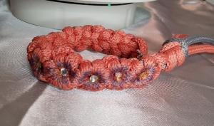 Geflochtenes Armband coral Blumen mit Strasssteinen 18 cm, Armband aus Kordel, Makramee, Armband der Freundschaft - Handarbeit kaufen