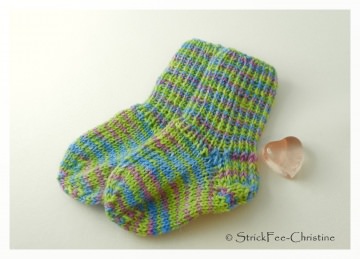 warme handgestrickte Babysöckchen aus handgefärbter Sockenwolle 