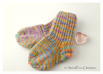 gestrickte Babysöckchen aus handgefärbter Sockenwolle 