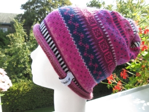 Bunte Mütze Gr. S - gestrickte Mütze in leuchtend violetten Farben und nordischen Fair Isle Mustern