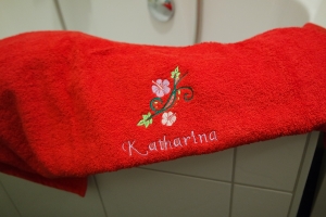 Handtuch bestickt mit Name und Blumenranke, personalisiert, von Dieda - Handarbeit kaufen