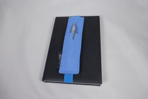 Stifthalter, Stifthalterung, blau, aus Wollfilz mit Gummiband zur Befestigung an Notizbuch, Kalender, DIN A5, handgemacht von Dieda - Handarbeit kaufen