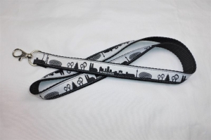 Schlüsselband lang schwarz mit Skyline-Webband München, zum Umhängen 50cm lang, Gurtband, Karabiner - Handarbeit kaufen