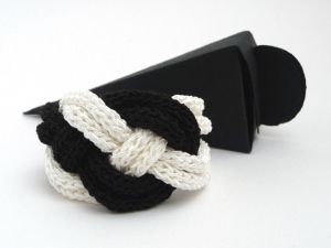 Flechtarmband Keltischer Knoten Schwarzweiß handgemacht Seide Cotton