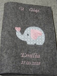 U-Hefthülle aus Filz  mit Geburtsdatum und Vornamen gestickt Elefant mit rosa Herz - Handarbeit kaufen