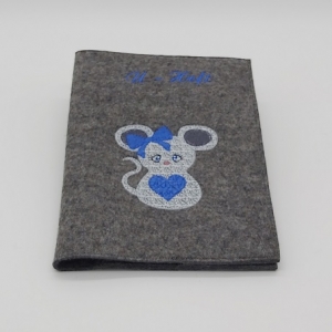 U-Hefthülle aus Filz gestickt Motiv Maus und blaues Herz und blaue Schleife