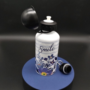 Trinkflasche 500 ml Inhalt mit Blumenmotiv in blau Schriftzug Smile - Handarbeit kaufen