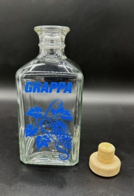 Glasflasche mit Motiv aus Vinylfolie zum Befüllen von GRAPPA